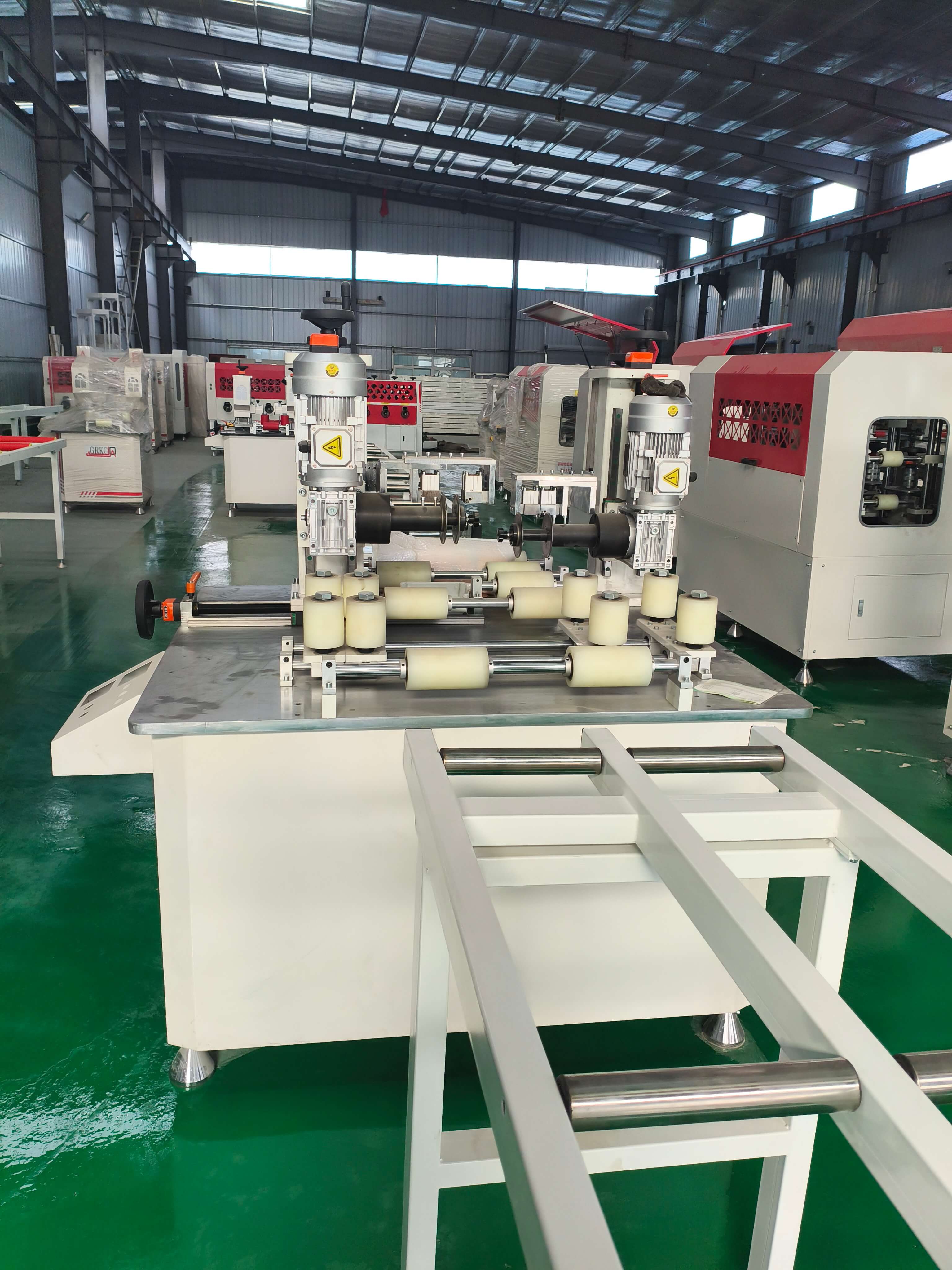 斷橋鋁開齒穿條設(shè)備如何提高鋁型材的隔熱性能